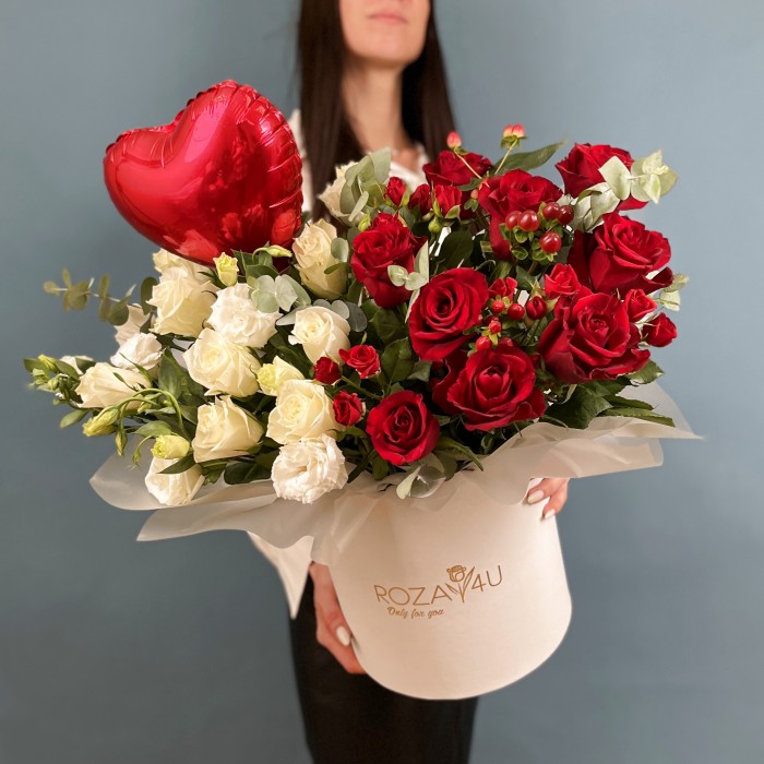 Композиция в коробке розы с шарами Классика Романтики